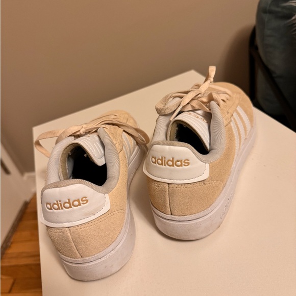 Adidas sneaker size 8 - Picture 3 of 4